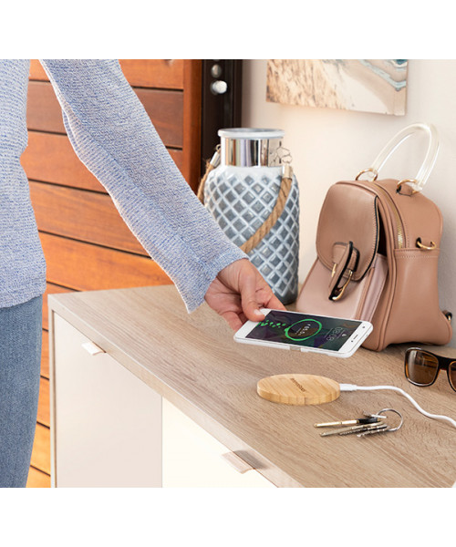 Incarcator wireless din bambus